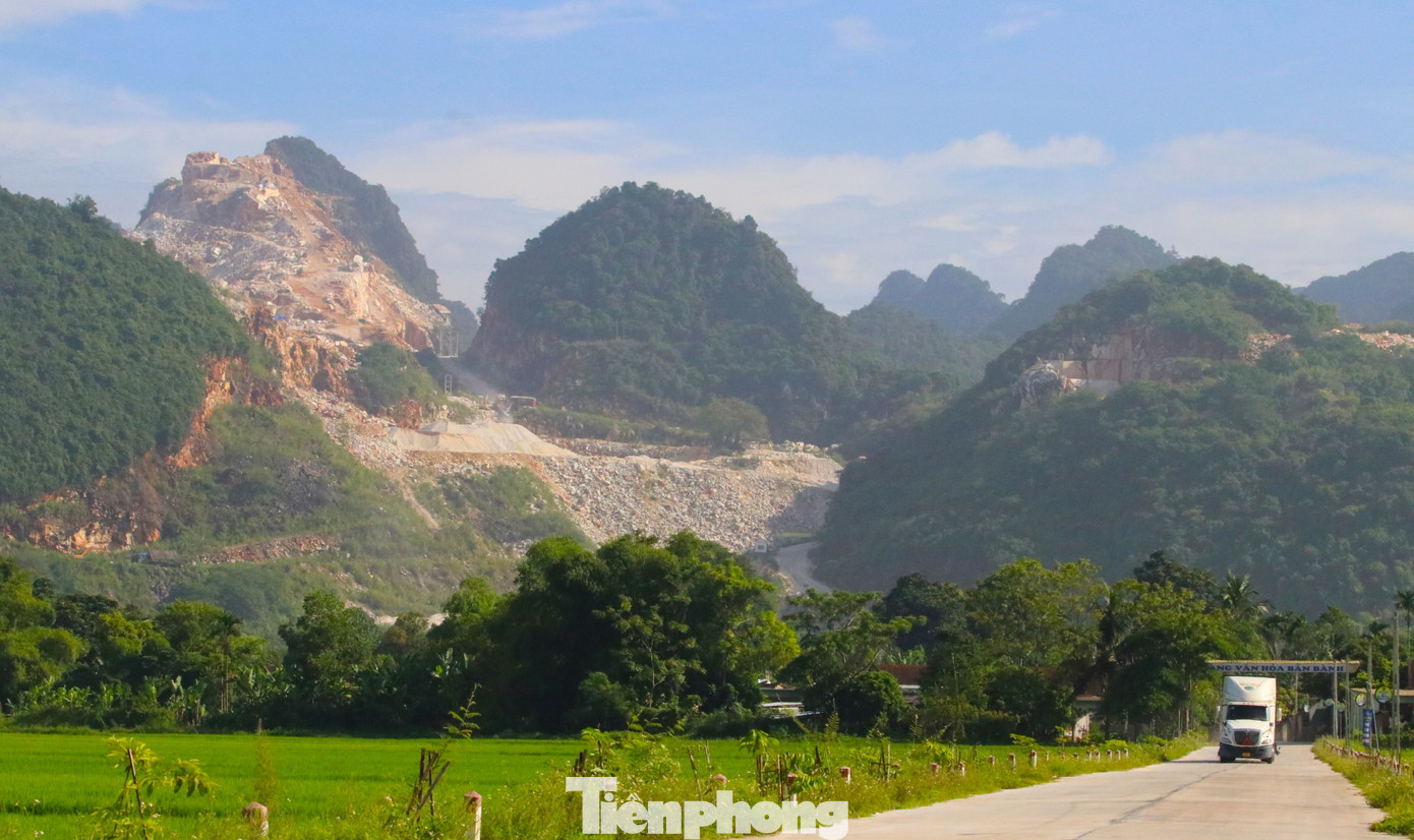 Những ngọn núi bị đào xới nham nhở. Nhìn từ xa, trông loang lổ.