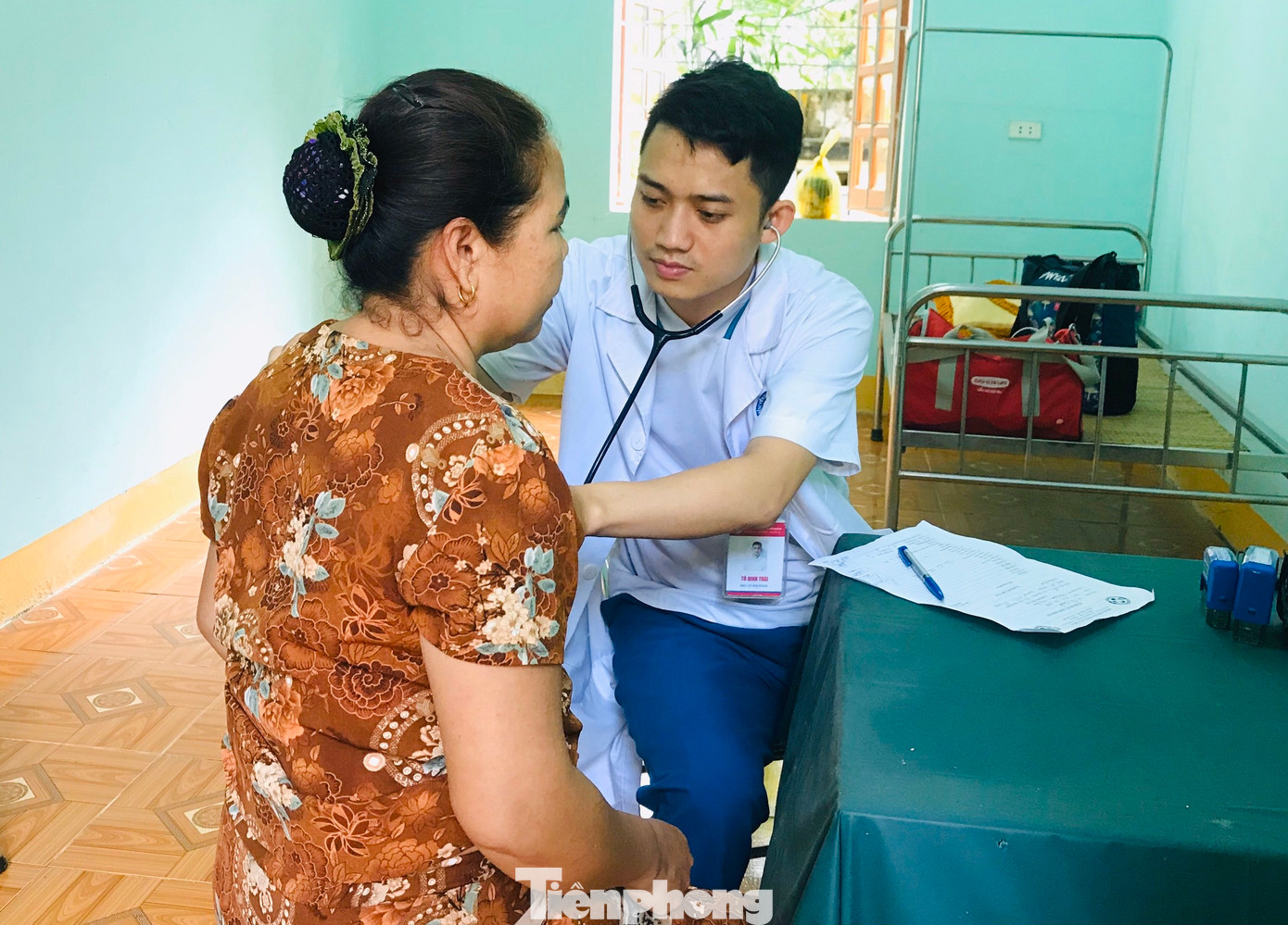 Thương, bệnh binh, người có công với cách mạng và người dân có hoàn cảnh khó khăn được các bác sĩ thăm khám tổng quát với nhiều máy móc, trang thiết bị hiện đại. Từ đó có thể sớm phát hiện ra những căn bệnh, đồng thời tư vấn để người dân sớm có phương pháp điều trị bệnh cũng như chăm sóc sức khỏe cho bản thân.