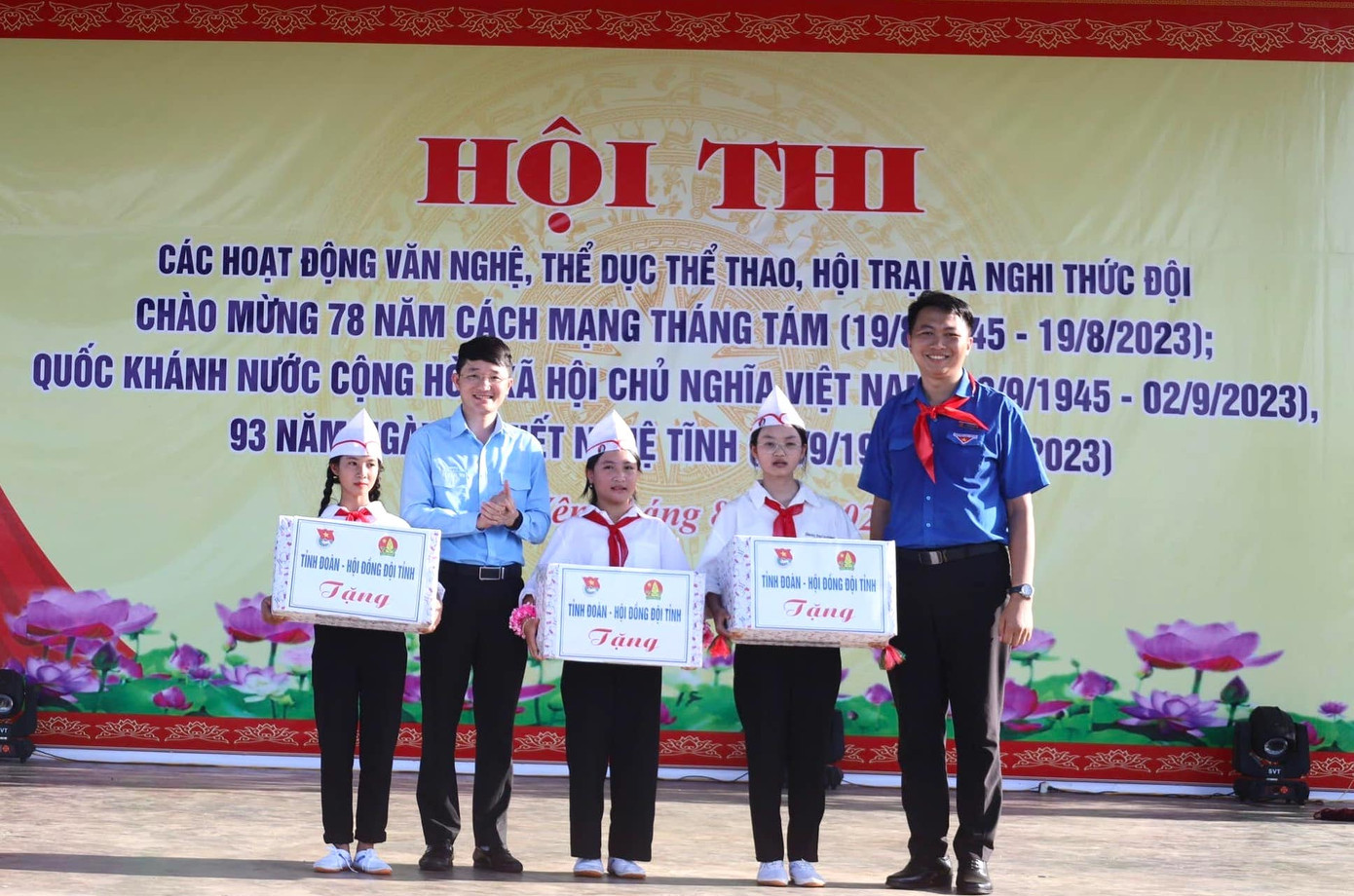 Anh Trần Linh - Phó Bí thư Tỉnh Đoàn, Chủ tịch Hội sinh viên, Chủ tịch Hội đồng đội tỉnh tặng quà thiếu nhi tại Ngày hội thiếu nhi xã Nghi Yên (Nghi Lộc, Nghệ An).