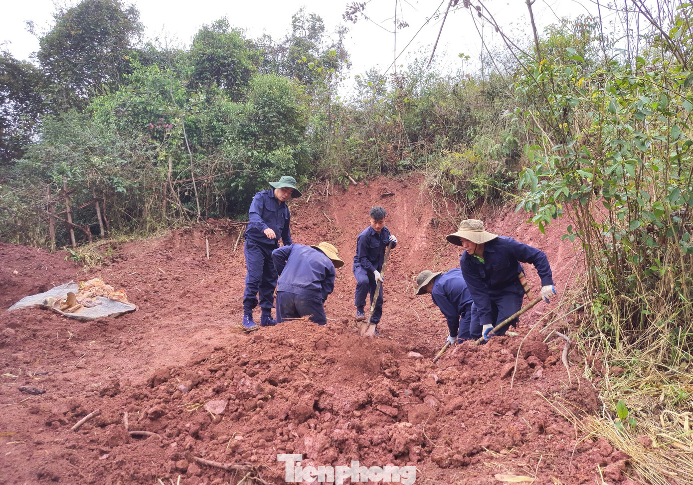 Thiếu tá Ngô Văn Hậu (cán bộ Đội quy tập) cho biết: "Ngoài thông tin từ sơ đồ, bản đồ các đơn vị cung cấp thì thông tin từ người dân bản địa rất quan trọng. Trong quá trình săn bắn, đi làm rẫy trong rừng, người dân có thể phát hiện ra những bia mộ, những manh mối hoặc di vật của bộ đội Việt Nam như tăng, võng, bát, giày dép… Từ đó chúng tôi có thêm nhiều thông tin để tìm kiếm các phần mộ”. Thiếu tá Ngô Văn Hậu (cán bộ Đội quy tập) cho biết: "Ngoài thông tin từ sơ đồ, bản đồ các đơn vị cung cấp thì thông tin từ người dân bản địa rất quan trọng. Trong quá trình săn bắn, đi làm rẫy trong rừng, người dân có thể phát hiện ra những bia mộ, những manh mối hoặc di vật của bộ đội Việt Nam như tăng, võng, bát, giày dép… Từ đó chúng tôi có thêm nhiều thông tin để tìm kiếm các phần mộ”.