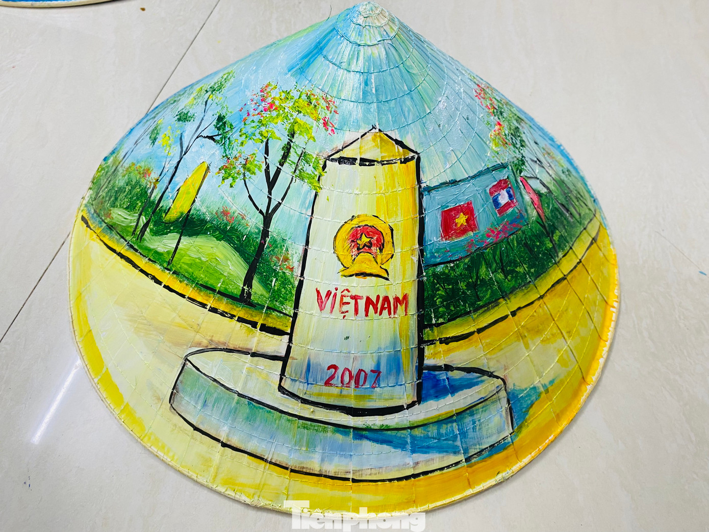 Những chiếc nón lá truyền thống được tô vẽ lên các địa danh, phong cảnh càng thêm đẹp và ấn tượng.