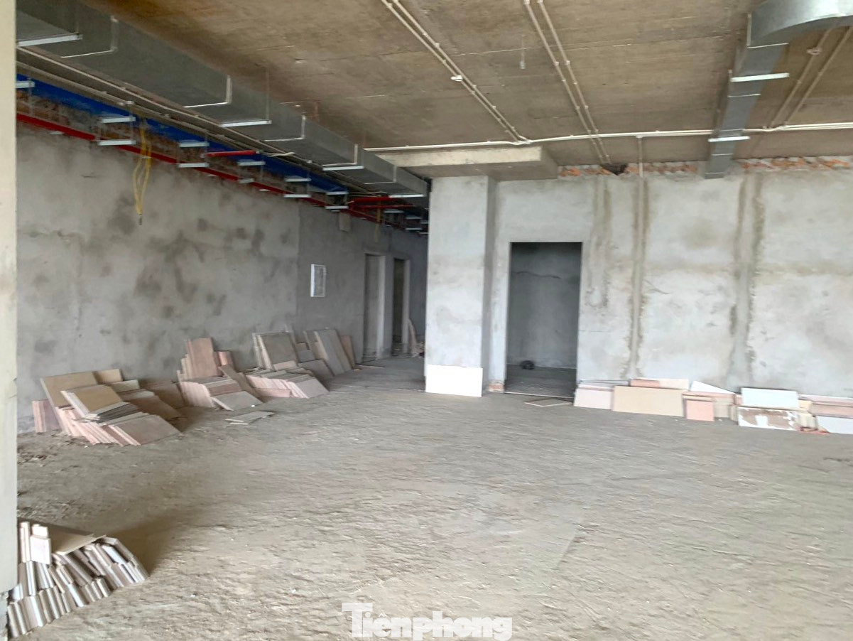 Tuy nhiên bên trong có nhiều tầng vẫn chưa hoàn thiện việc ốp lát nền, lắp đặt cửa, nội thất....