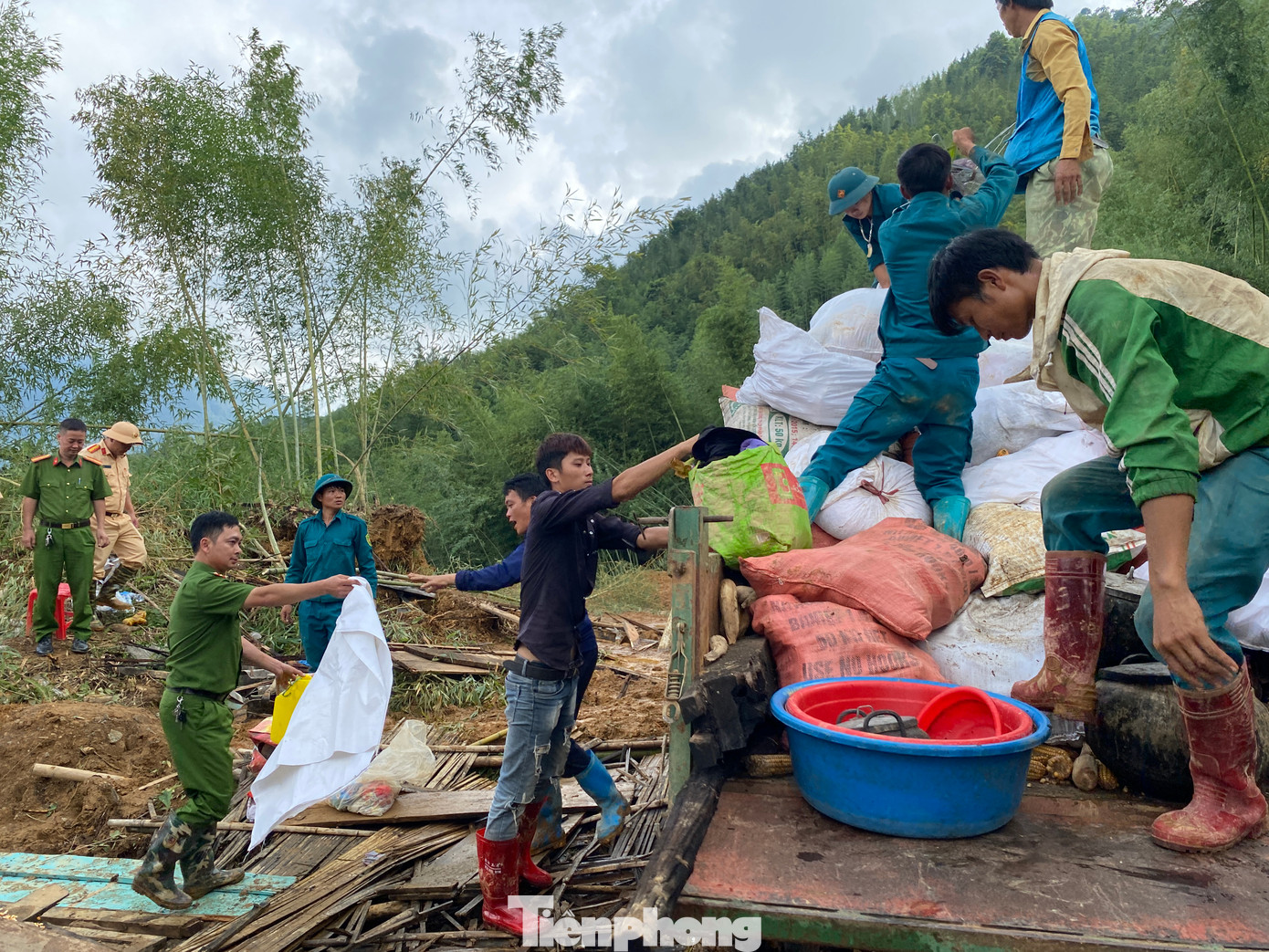 Hai ngày qua, lực lượng cảnh sát giao thông, công an, chính quyền xã Vũ Nông và người thân đã đến dọn dẹp, tìm kiếm tài sản còn sót lại sau khi căn nhà của bà Bàn Mùi Chẹ (45 tuổi, trú xóm Lũng Nọi, xã Vũ Nông, Nguyên Bình, Cao Bằng) bị núi lở cuốn sập nhà.