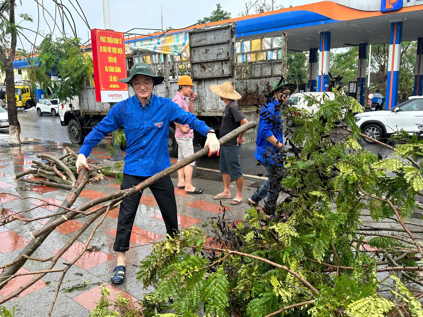 Anh Trần Linh - Phó Bí thư Tỉnh Đoàn Nghệ An, Trưởng đoàn triển khai các công việc khắc phục hậu quả cơn bão số 3 tại thành phố Hải Phòng.