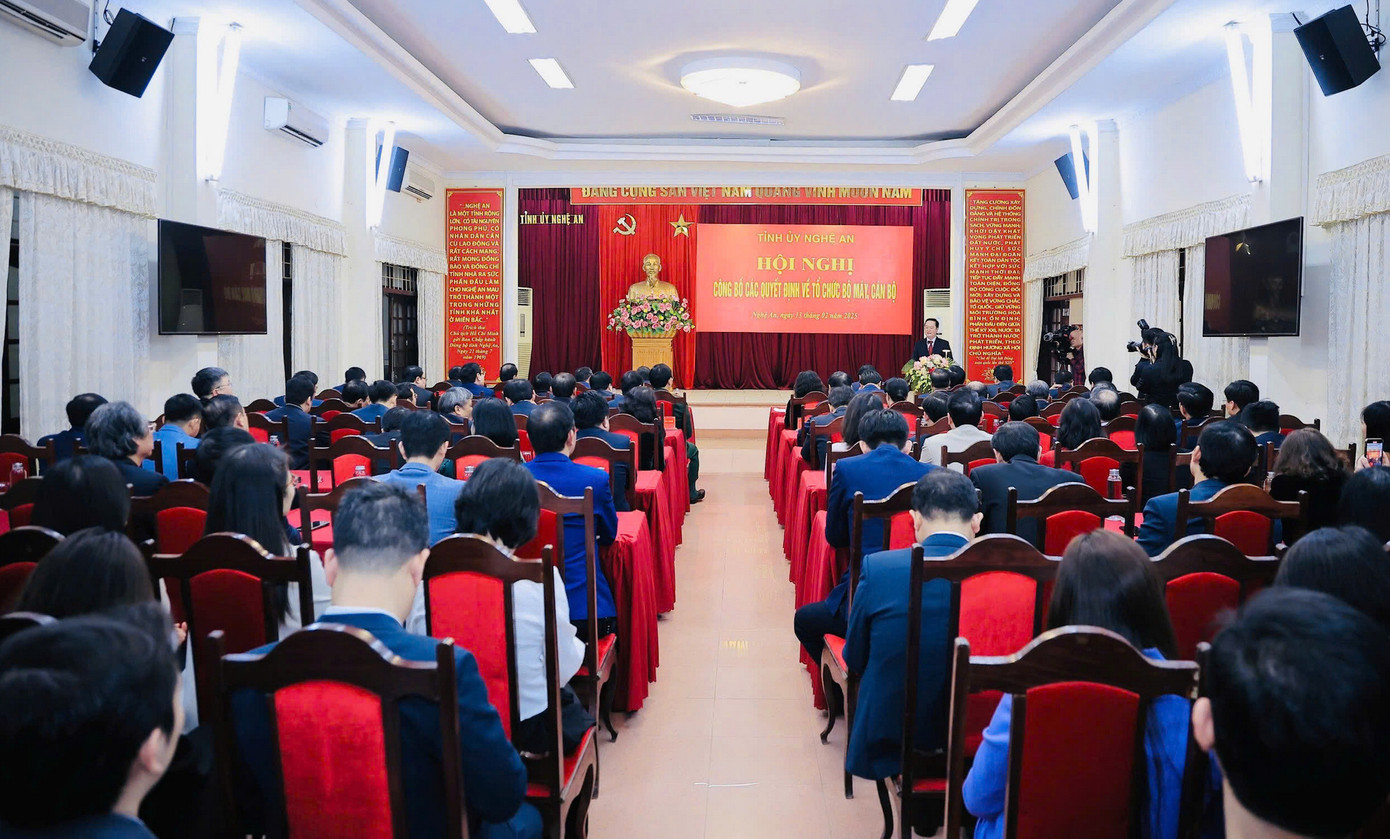 Sáng 13/2, Ban Thường vụ Tỉnh ủy Nghệ An tổ chức Hội nghị công bố các quyết định về công tác tổ chức bộ máy, cán bộ các Đảng bộ, cơ quan thuộc Tỉnh ủy. (Ảnh: THNA). Sáng 13/2, Ban Thường vụ Tỉnh ủy Nghệ An tổ chức Hội nghị công bố các quyết định về công tác tổ chức bộ máy, cán bộ các Đảng bộ, cơ quan thuộc Tỉnh ủy. (Ảnh: THNA).