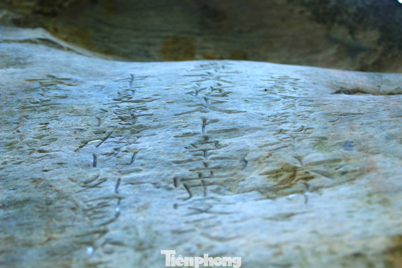 Toàn bộ văn bia ngắn gọn chỉ 14 dòng với 155 chữ, khắc sâu trên vách núi đá vôi có diện tích lớn (213cmx155cm). Theo kết quả đo đạc, mỗi chữ trung bình có đường kính khoảng 10,5 cm, được khắc sâu vào đá 0,5 mm.