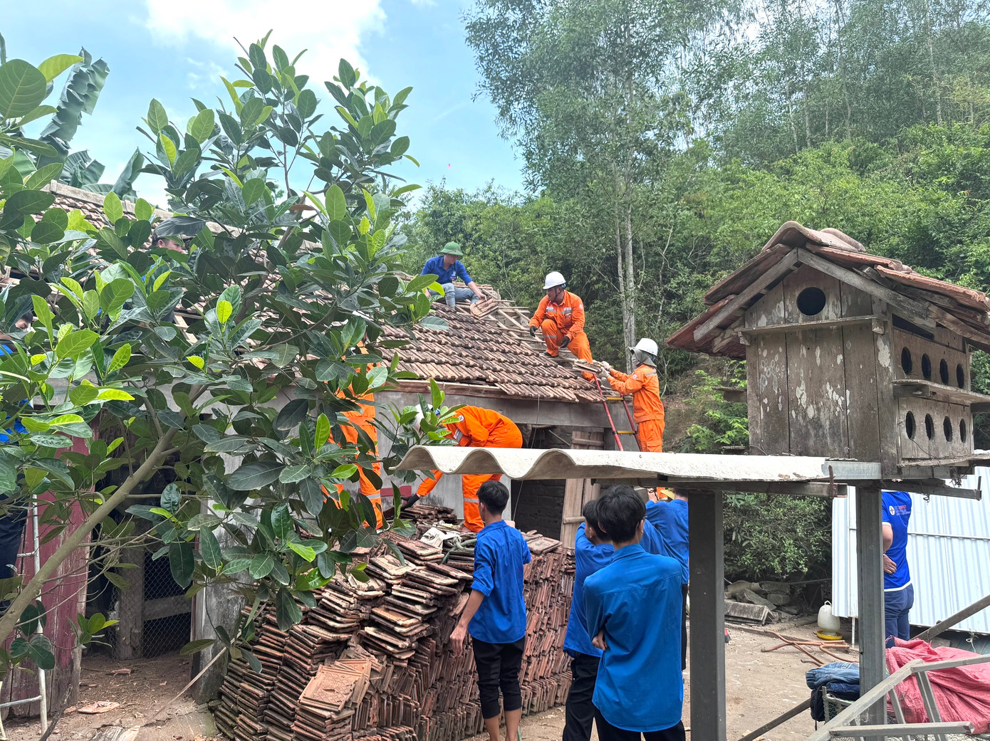 Các lực lượng đoàn viên thanh niên trên toàn tỉnh phối hợp chặt chẽ với các đơn vị điện lực, chính quyền địa phương và cơ quan chức năng giải phóng mặt bằng để việc thi công cột điện 500kV mạch 3 được đảm bảo đúng tiến độ đề ra. Các lực lượng đoàn viên thanh niên trên toàn tỉnh phối hợp chặt chẽ với các đơn vị điện lực, chính quyền địa phương và cơ quan chức năng giải phóng mặt bằng để việc thi công cột điện 500kV mạch 3 được đảm bảo đúng tiến độ đề ra.