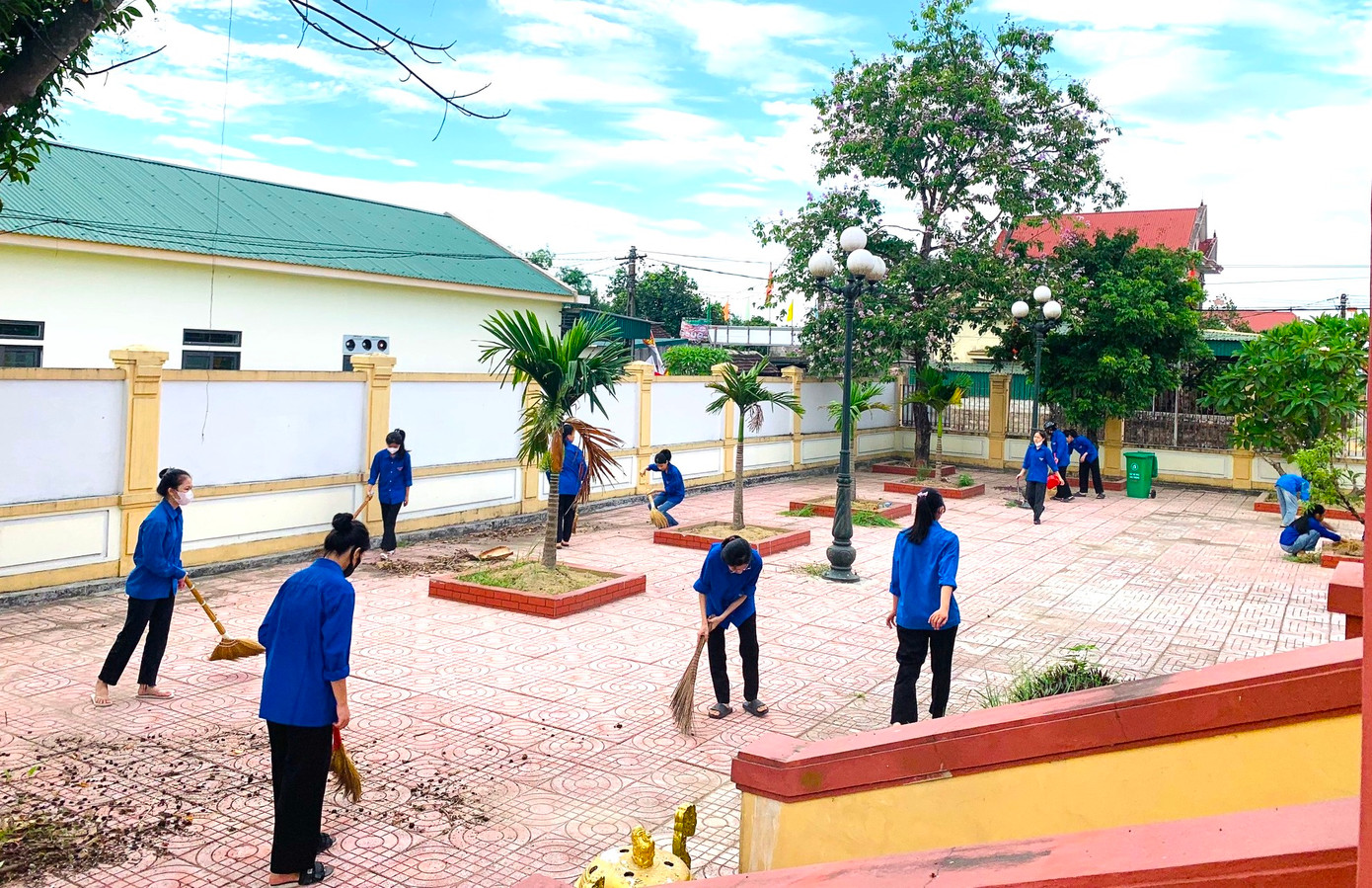 Tại huyện Nghi Lộc (Nghệ An), các cơ sở Đoàn - Hội trên địa bàn đã tiến hành ra quân vệ sinh môi trường tại Đài tưởng niệm, khuôn viên nhà văn hóa xóm.