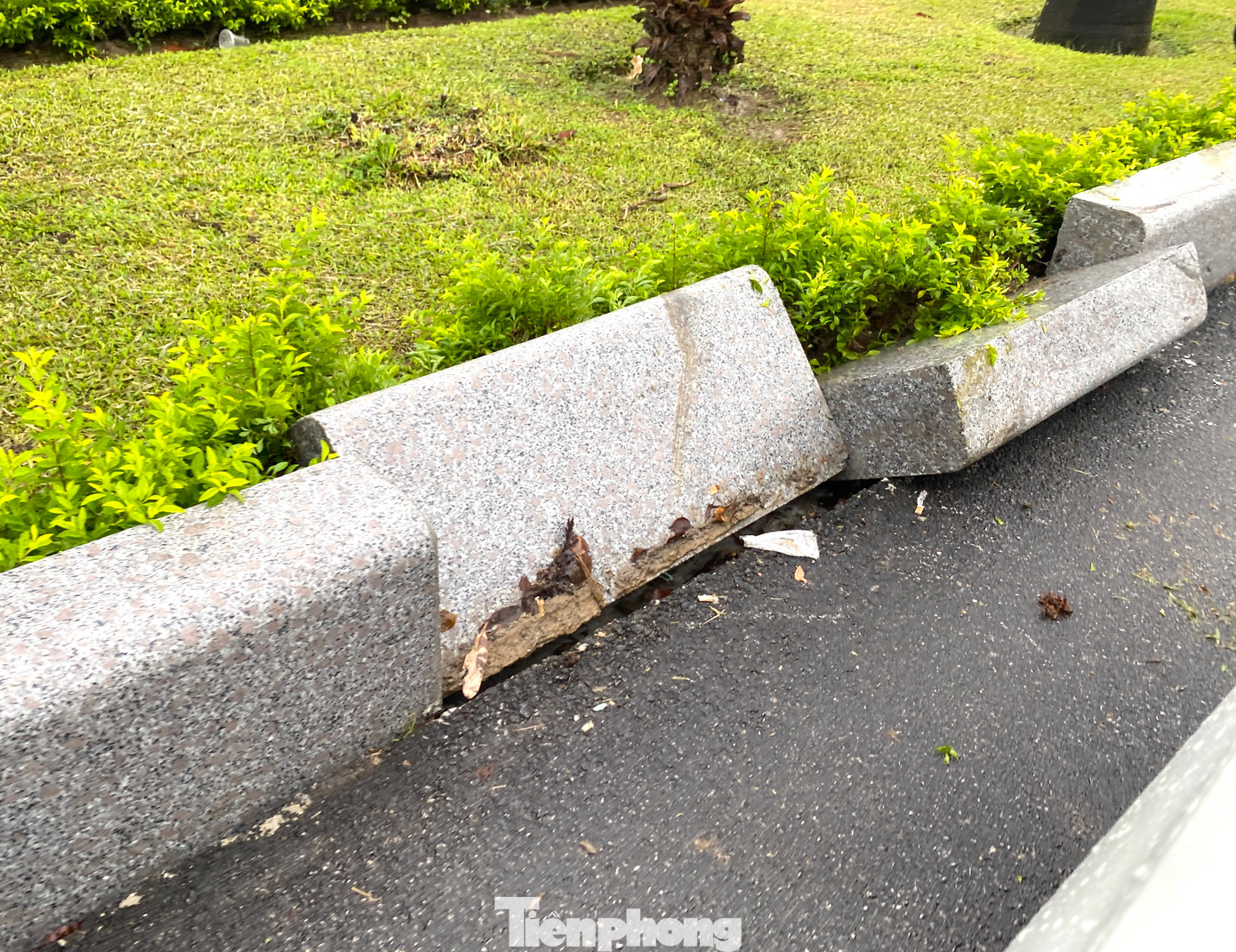 Nhiều điểm đá bồn hoa cây cảnh giữa đường sau khi lát xong đã bị ngả nghiêng, hư hỏng.