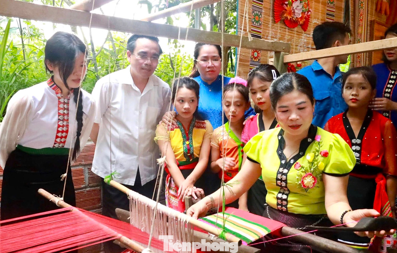 Tại diễn đàn, các đại biểu cùng đoàn viên thanh niên và đông đảo người dân được lắng nghe các nghệ nhân chia sẻ về văn hóa dệt thổ cẩm, về nguồn gốc và ý nghĩa của làn điệu dân ca phổ biến của đồng bào dân tộc Thái “Lăm Nhuôn”.