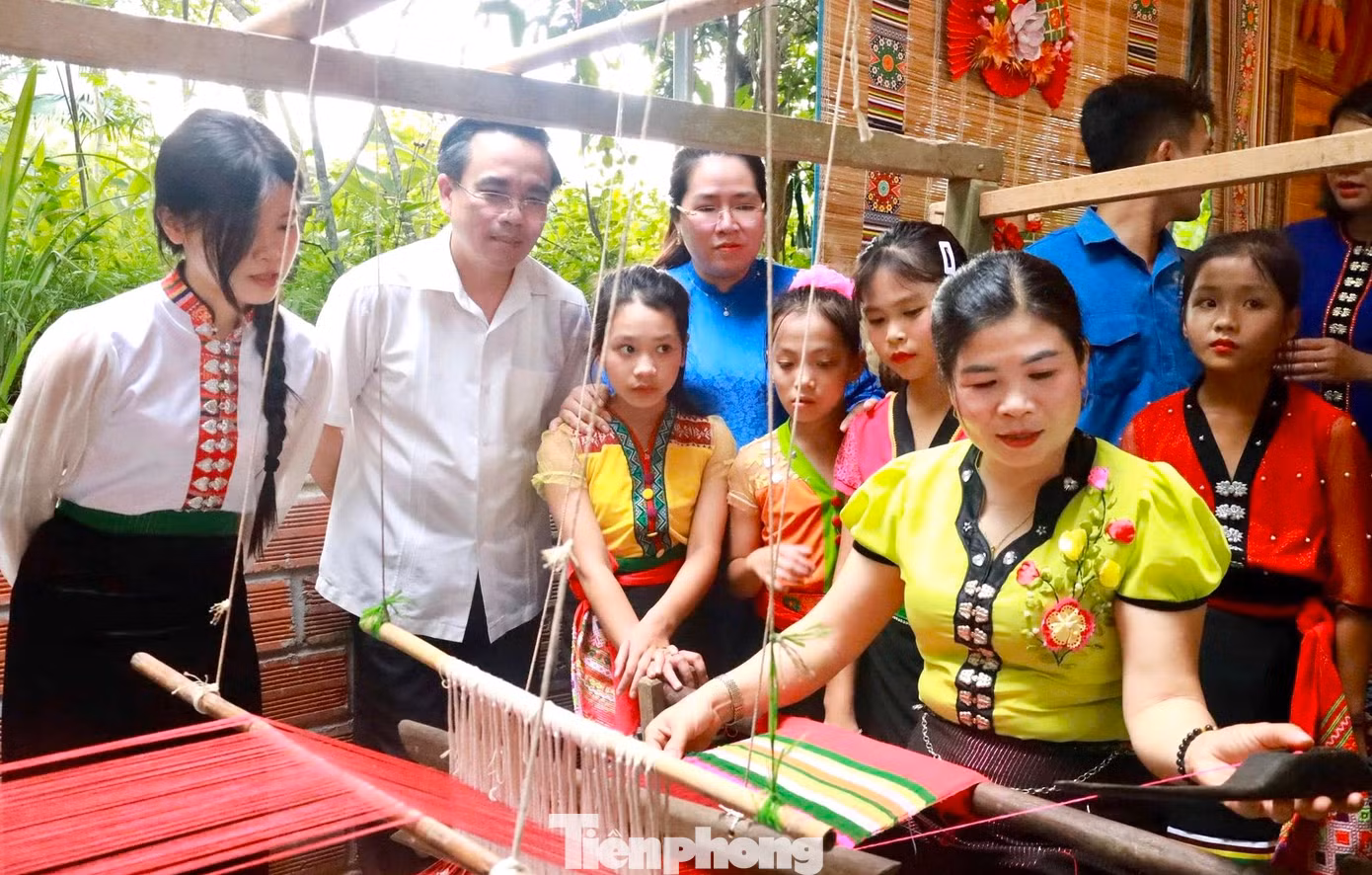 Tại diễn đàn, các đại biểu cùng đoàn viên thanh niên và đông đảo người dân được lắng nghe các nghệ nhân chia sẻ về văn hóa dệt thổ cẩm, về nguồn gốc và ý nghĩa của làn điệu dân ca phổ biến của đồng bào dân tộc Thái “Lăm Nhuôn”.
