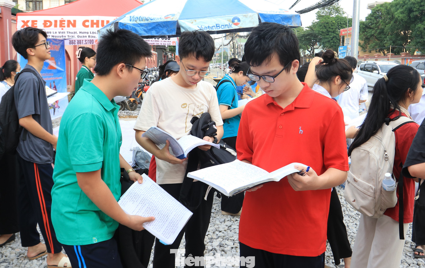 Được biết, kỳ thi tuyển sinh vào lớp 10 tại Nghệ An sẽ được tổ chức vào 2 ngày 5 và 6/6/2024 với 3 môn thi là Ngữ văn, Ngoại ngữ và Toán. Đây cũng là kỳ thi được đánh giá là khó khăn nhất khi toàn tỉnh chỉ có hơn 36.000 chỉ tiêu vào các trường công lập và sẽ có khoảng 8.000 thí sinh sẽ không trúng tuyển ở kỳ thi này.