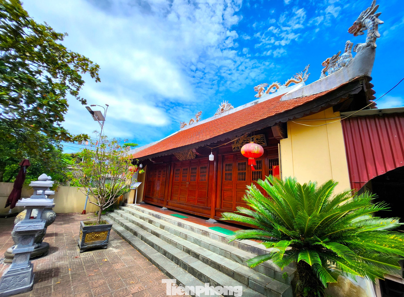 Tương truyền, năm 1782 ở khu vực Cửa Hội (Nghệ An) bị dịch tả hoành hành. Dù các thầy thuốc trong vùng ra tay cứu chữa nhưng rất nhiều người không qua khỏi, dịch bệnh vẫn lây lan. Khi dân đang khốn khổ vì dịch bệnh bỗng có một vị thần y đi qua đã ra tay cứu chữa cho nhân dân trong vùng và khu vực lân cận. Tương truyền, năm 1782 ở khu vực Cửa Hội (Nghệ An) bị dịch tả hoành hành. Dù các thầy thuốc trong vùng ra tay cứu chữa nhưng rất nhiều người không qua khỏi, dịch bệnh vẫn lây lan. Khi dân đang khốn khổ vì dịch bệnh bỗng có một vị thần y đi qua đã ra tay cứu chữa cho nhân dân trong vùng và khu vực lân cận.