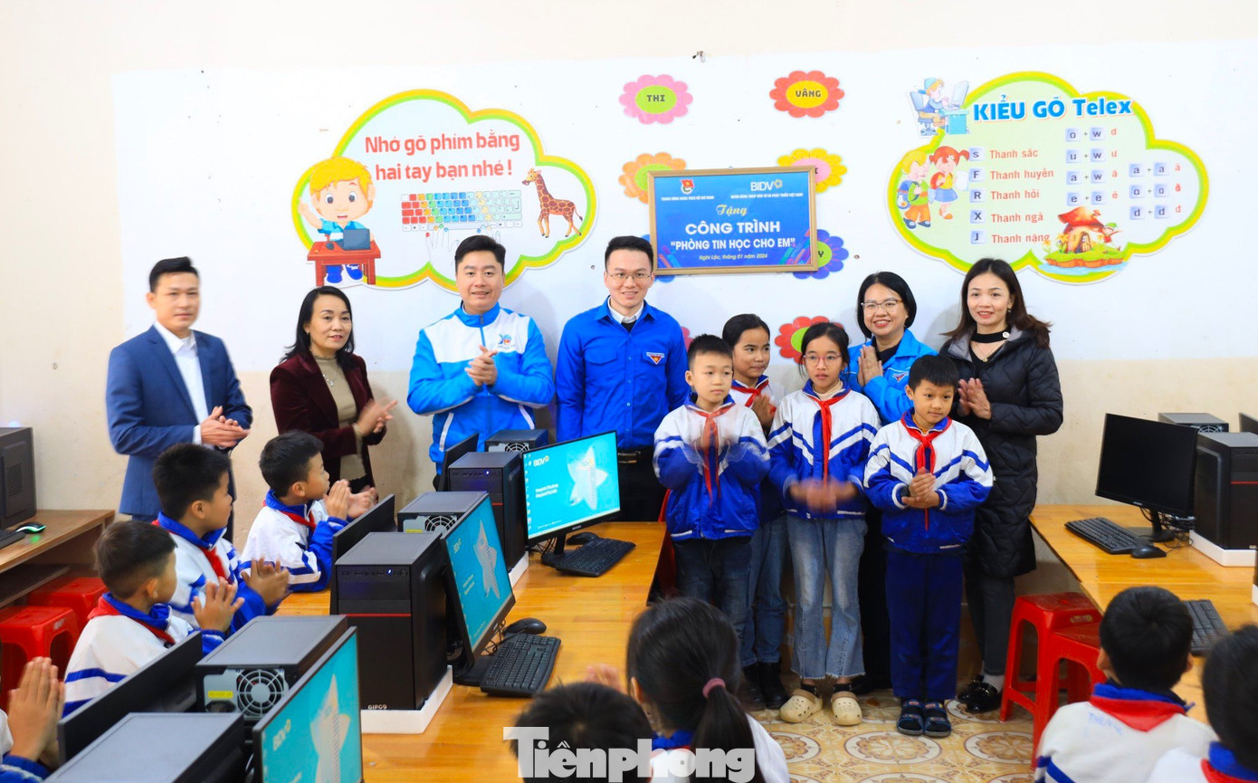 Công trình nằm trong chương trình “Sóng và máy tính cho em” được thực hiện tại 4 trường học ở các huyện Nghi Lộc, Quỳ Châu, Kỳ Sơn, Con Cuông do Ngân hàng BIDV chi nhánh Nghệ An và Tỉnh Đoàn Nghệ An phối hợp thực hiện. Toàn bộ công trình sẽ trao tặng 65 máy tính cho các trường học với trị giá hơn 500 triệu đồng. Công trình nằm trong chương trình “Sóng và máy tính cho em” được thực hiện tại 4 trường học ở các huyện Nghi Lộc, Quỳ Châu, Kỳ Sơn, Con Cuông do Ngân hàng BIDV chi nhánh Nghệ An và Tỉnh Đoàn Nghệ An phối hợp thực hiện. Toàn bộ công trình sẽ trao tặng 65 máy tính cho các trường học với trị giá hơn 500 triệu đồng.