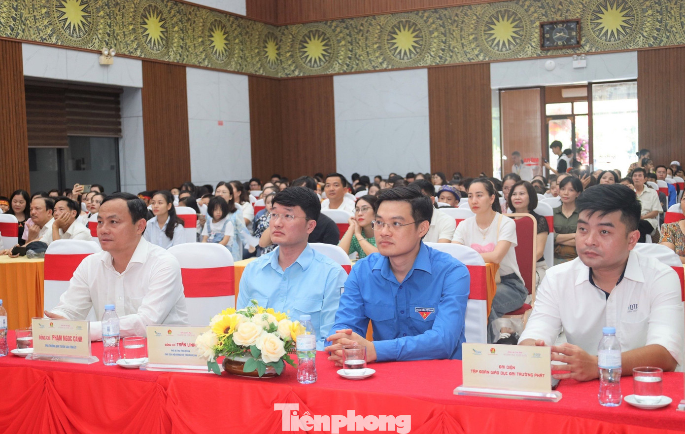 Tham dự chương trình có anh Lê Anh Quân - Phó Chủ tịch Hội đồng Đội T.Ư, Giám đốc Trung tâm Hỗ trợ và phát triển thiếu nhi Việt Nam; ông Phạm Ngọc Cảnh - Phó Trưởng Ban Tuyên giáo Tỉnh ủy Nghệ An; anh Trần Linh - Phó Bí thư Tỉnh Đoàn, Chủ tịch Hội Sinh viên, Chủ tịch Hội đồng Đội tỉnh Nghệ An cùng hàng trăm giáo viên, học sinh và người nhà đến động viên cổ vũ.