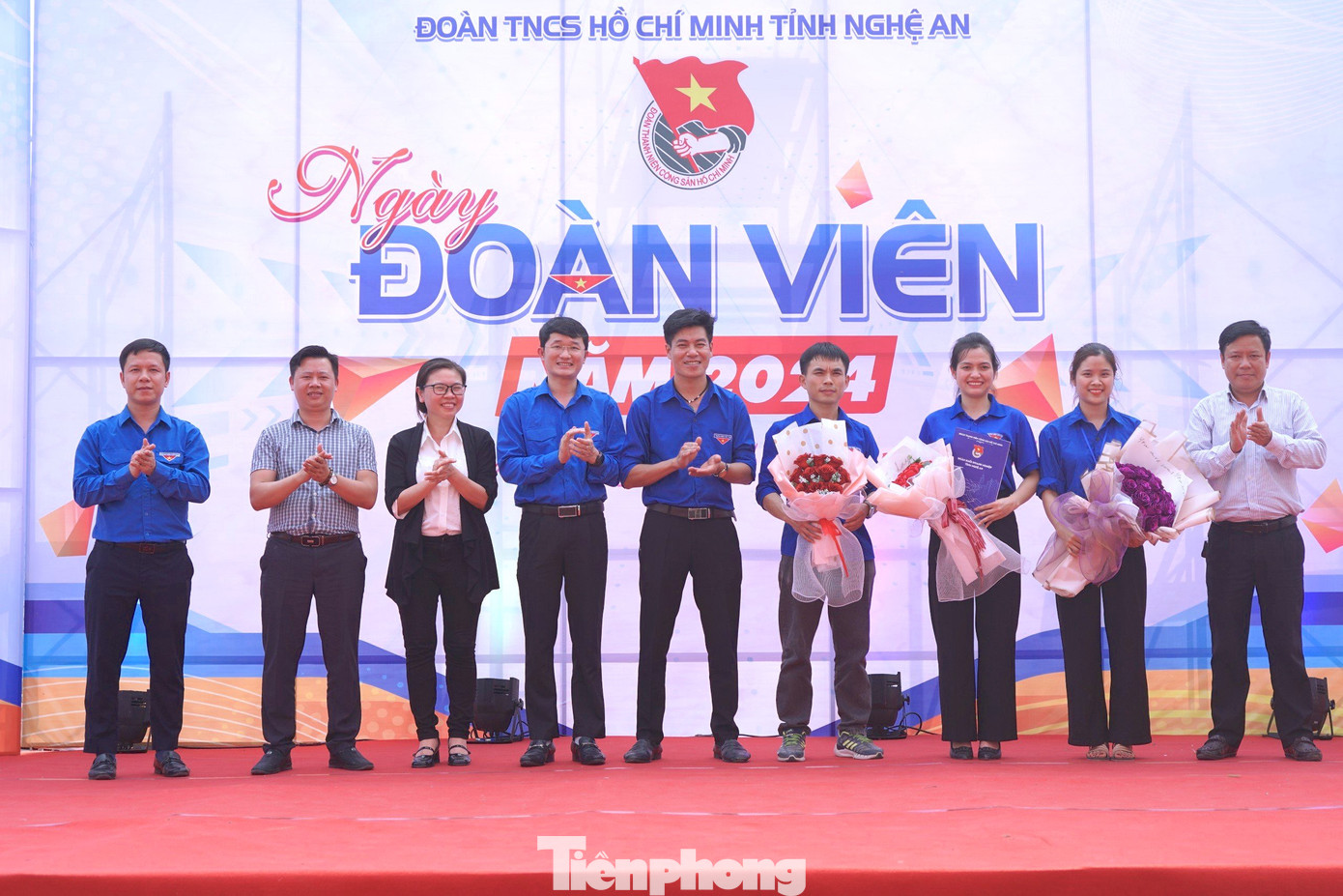 Trao quyết định thành lập Chi đoàn Công ty may Minh Anh Tân Kỳ và tặng hoa cho Ban chấp hành Chi đoàn lâm thời. Trao quyết định thành lập Chi đoàn Công ty may Minh Anh Tân Kỳ và tặng hoa cho Ban chấp hành Chi đoàn lâm thời.