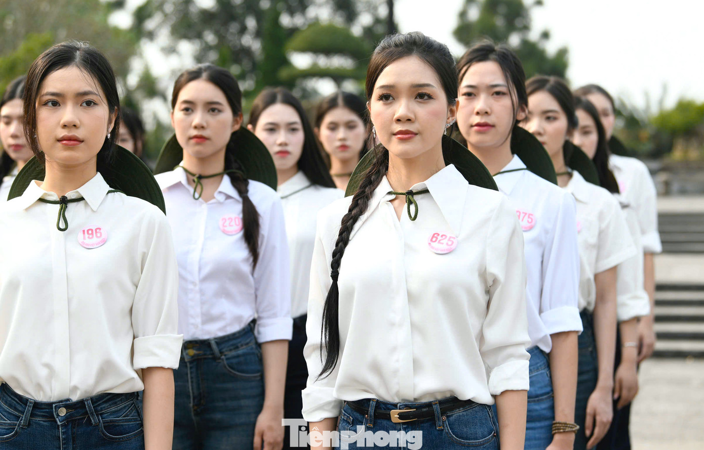 Các thí sinh cuộc thi Hoa hậu Việt Nam năm 2024 tại buổi lễ dâng hương tri ân các Anh hùng liệt sĩ.