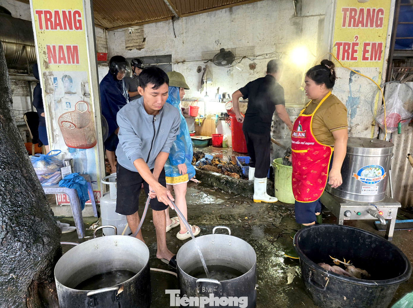 Lượng gà chết nhiều nên người dân phải vận chuyển ra các nhà hàng dọc quốc lộ 46, mượn bếp nấu nước sôi để làm thịt, tránh hư hỏng.