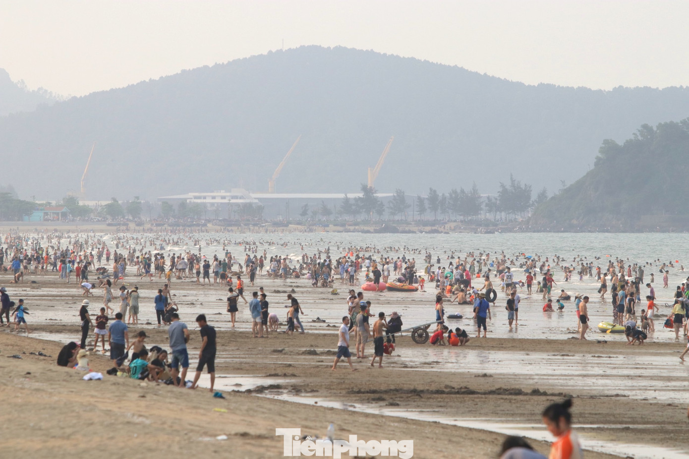 Ngày 18/4 thời tiết nắng nóng và đúng vào dịp nghỉ lễ giỗ Tổ Hùng Vương, hàng vạn du khách thập phương đã đổ dồn về bãi biển Cửa Lò để tắm mát. Ngày 18/4 thời tiết nắng nóng và đúng vào dịp nghỉ lễ giỗ Tổ Hùng Vương, hàng vạn du khách thập phương đã đổ dồn về bãi biển Cửa Lò để tắm mát.