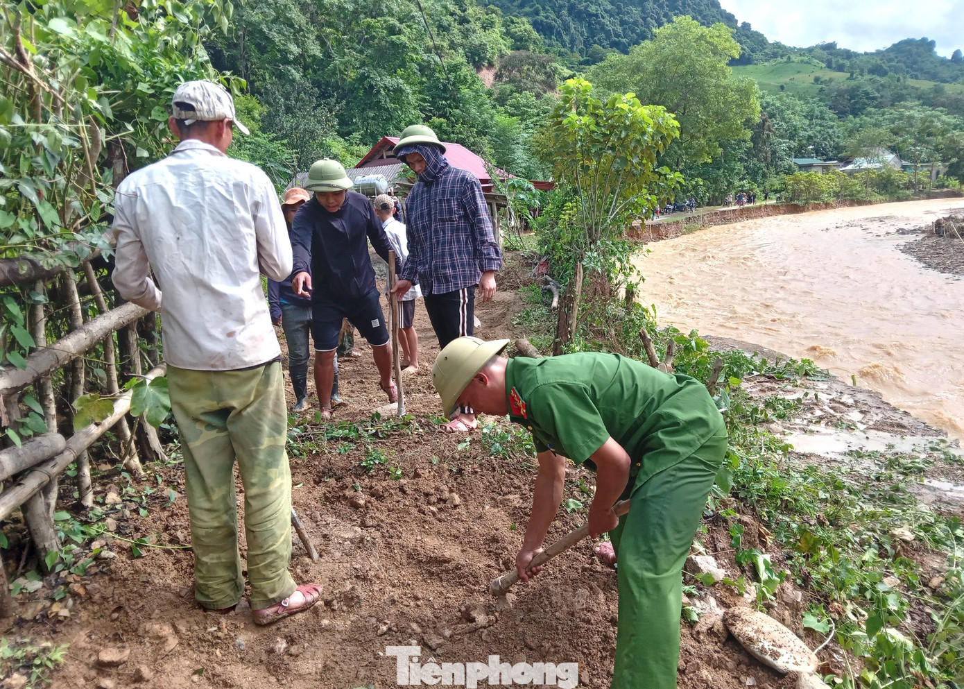 Để có đường đi lại, những ngày qua cơ quan chức năng đã huy động cán bộ cùng người dân làm một con đường tạm. Con đường mới mở phải đi nhờ qua thềm một hộ dân ở xã Chiêu Lưu.