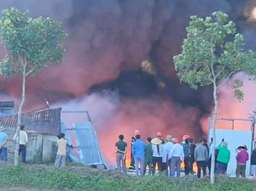 Lửa lớn bao trùm toàn bộ xưởng mua bán phế liệu khiến việc dập lửa gặp khó khăn.