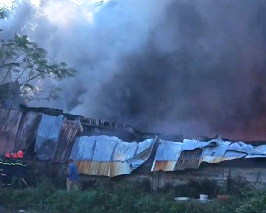 Khu vực xưởng phế liệu rộng khoảng 500m2, bên trong chủ yếu phế liệu giấy, nhựa.