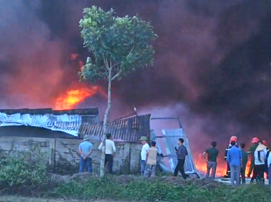 Lửa lớn bao trùm toàn bộ khu vực xưởng phế liệu.