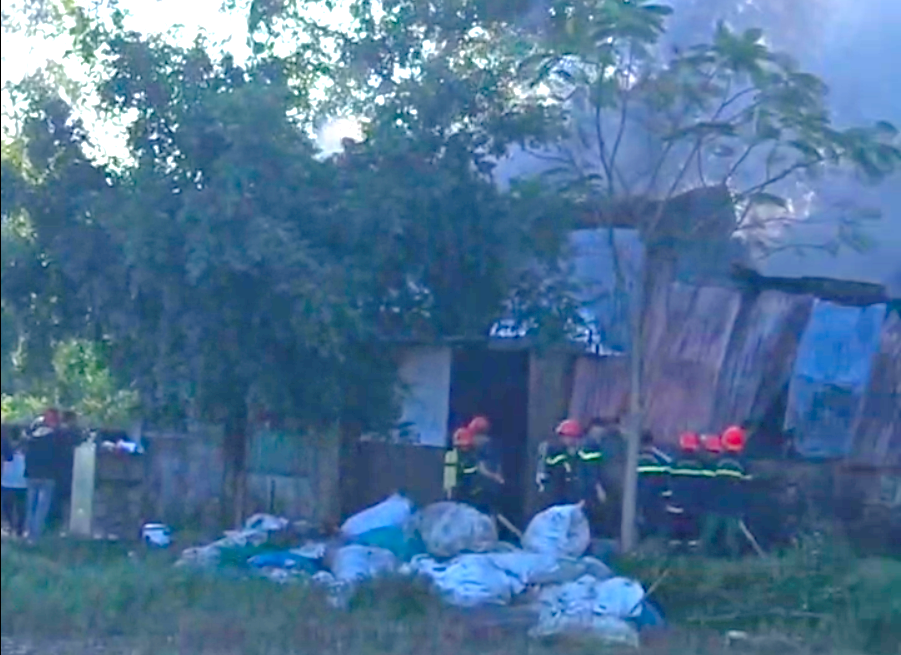 Khu vực xưởng phế liệu rộng khoảng 500m2, bên trong chủ yếu phế liệu giấy, nhựa.