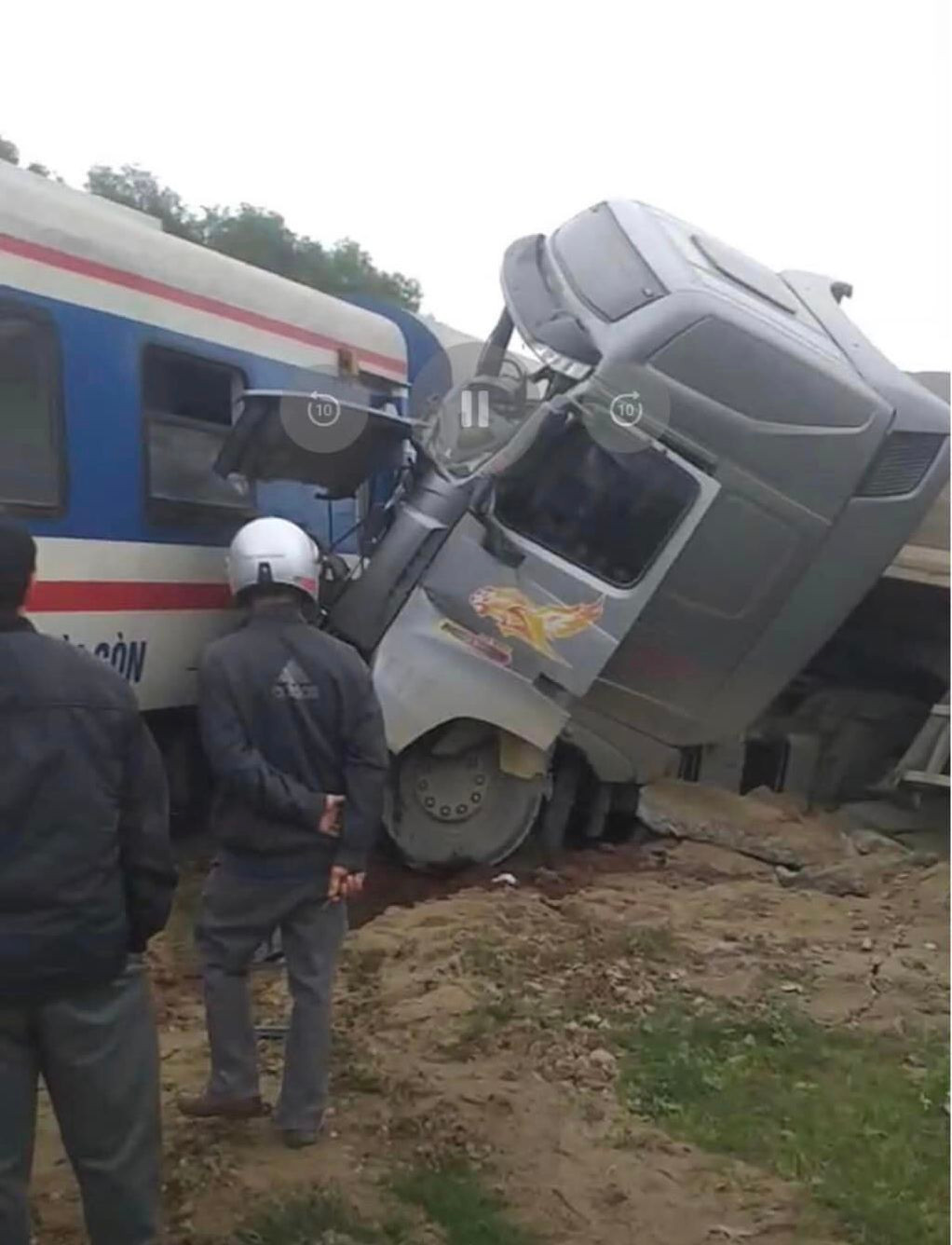 May mắn vụ tai nạn chỉ khiến tài xế xe đầu kéo và lái tàu bị xây xước.