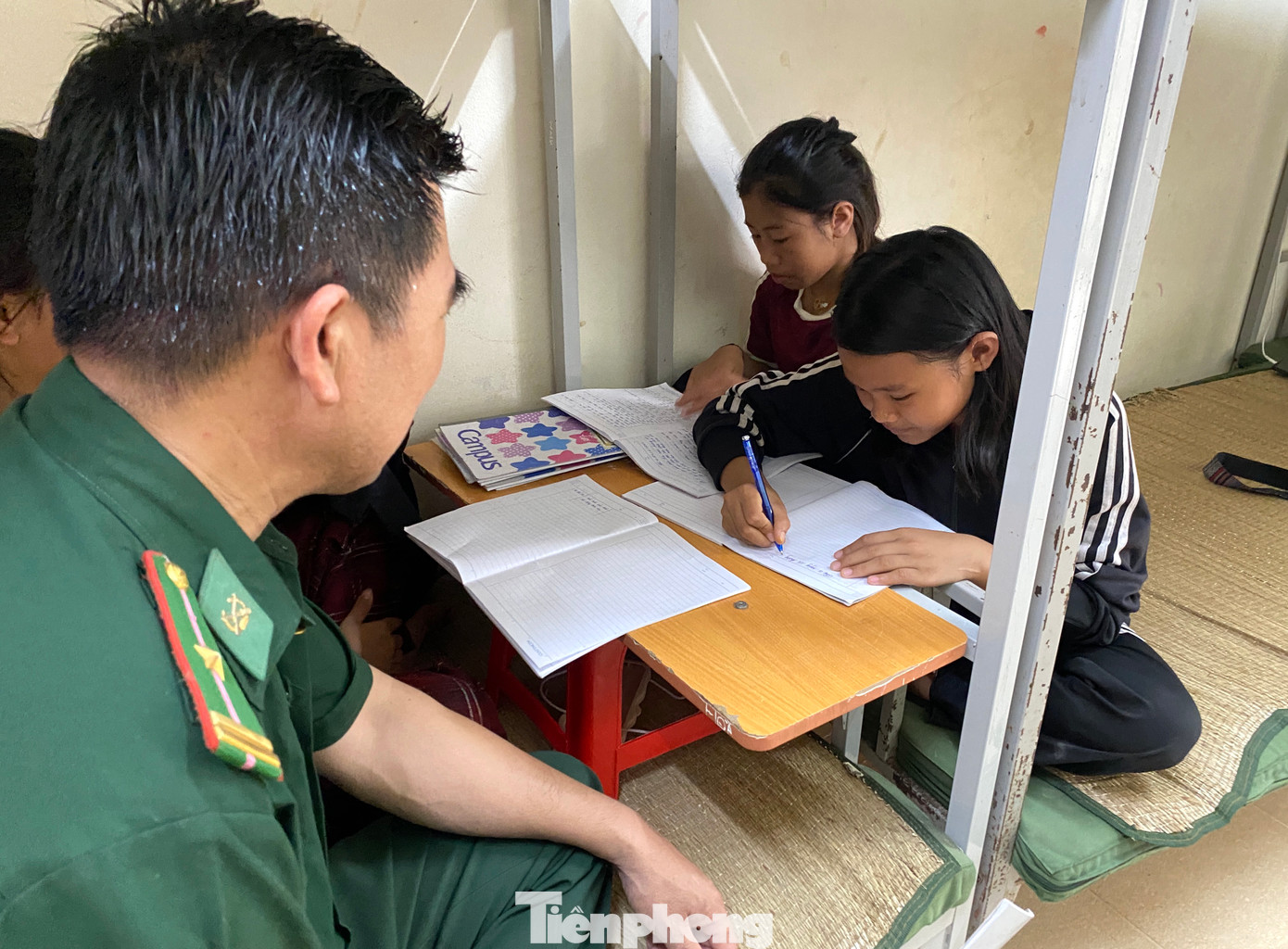 Khoảng thời gian các em học sinh học bài, Thiếu tá Thắm cùng các đồng đội luôn ở bên hỗ trợ và bày dạy để các em hiểu hơn những bài tập khó.