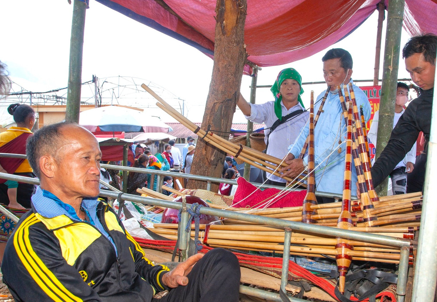 Hay là những chiếc khèn mông tự làm. Hay là những chiếc khèn mông tự làm.