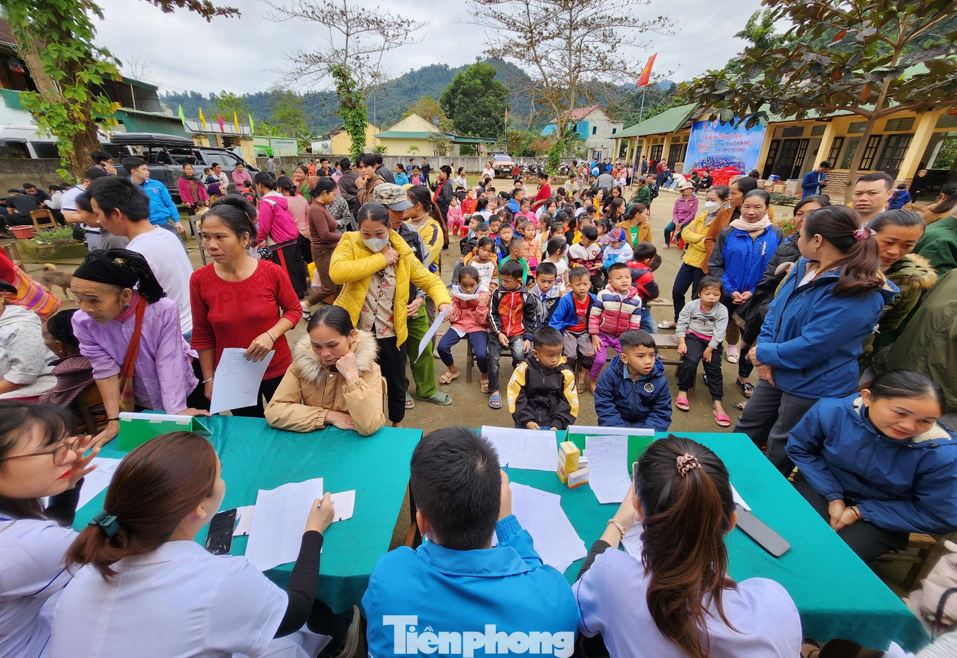 Chương trình đã tổ chức khám cho 400 người dân thuộc diện gia đình chính sách, hộ nghèo, người già neo đơn.