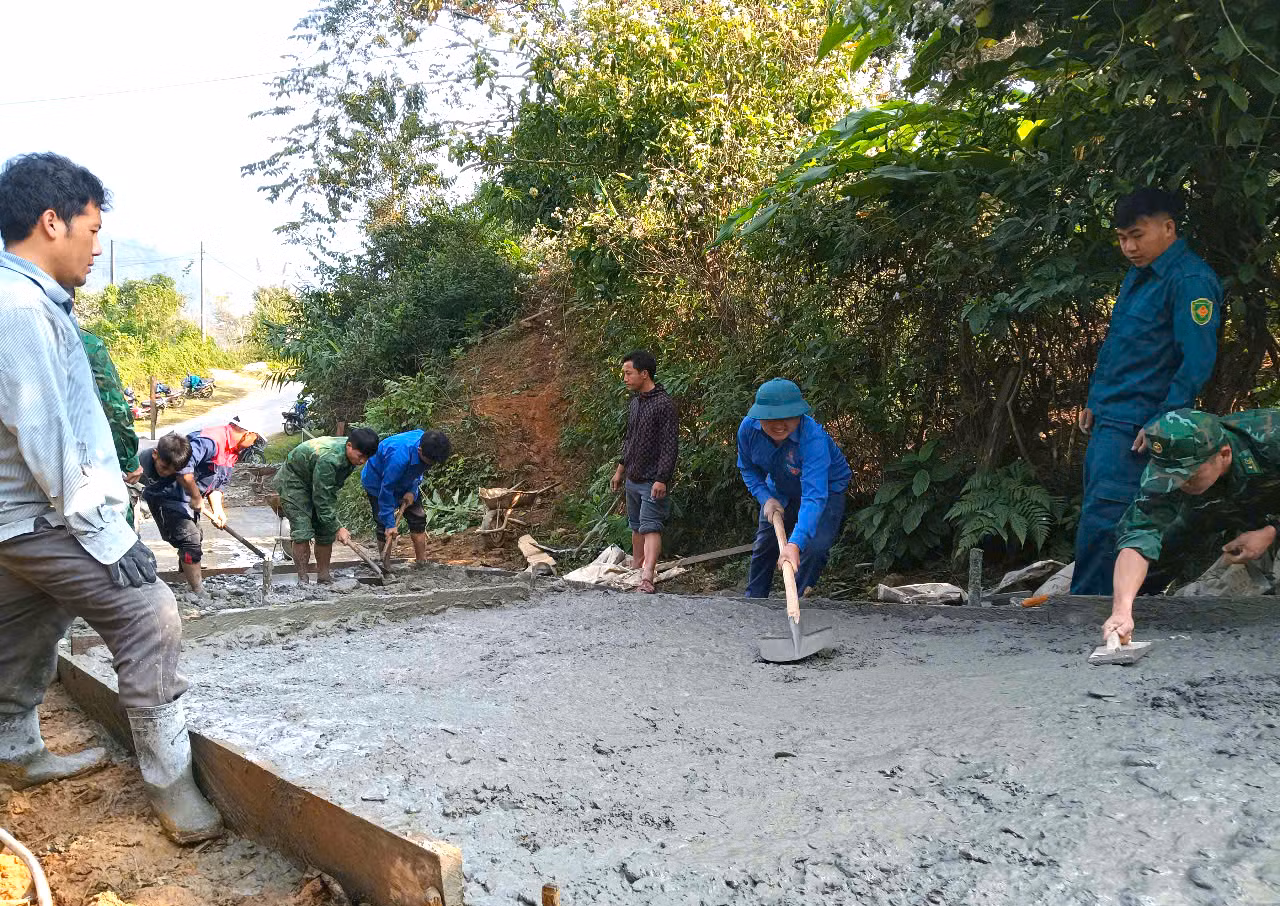 Con đường mới bằng bê tông dần được hình thành nhờ sức trẻ của các đoàn viên thanh niên. Con đường mới bằng bê tông dần được hình thành nhờ sức trẻ của các đoàn viên thanh niên.