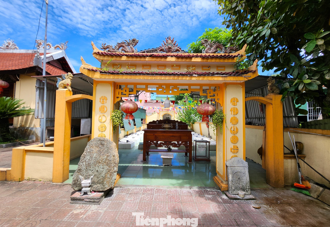 Đền Làng Hiếu còn đặc biệt bởi khu nghĩa trang với 89 ngôi mộ thờ xương cốt cá Ông (cá voi). Đây được xem là ngôi đền có khu vực thờ nhiều cá voi nhất tỉnh Nghệ An. Đền Làng Hiếu còn đặc biệt bởi khu nghĩa trang với 89 ngôi mộ thờ xương cốt cá Ông (cá voi). Đây được xem là ngôi đền có khu vực thờ nhiều cá voi nhất tỉnh Nghệ An.