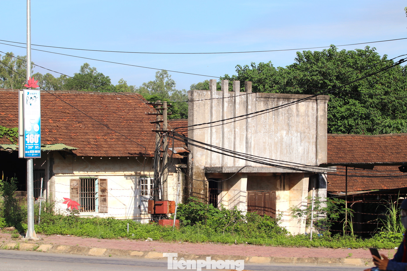 Bên trong xưởng có nhiều bể ngâm cao su, mỗi khi hoạt động thải ra khói đen, mùi hôi thối.