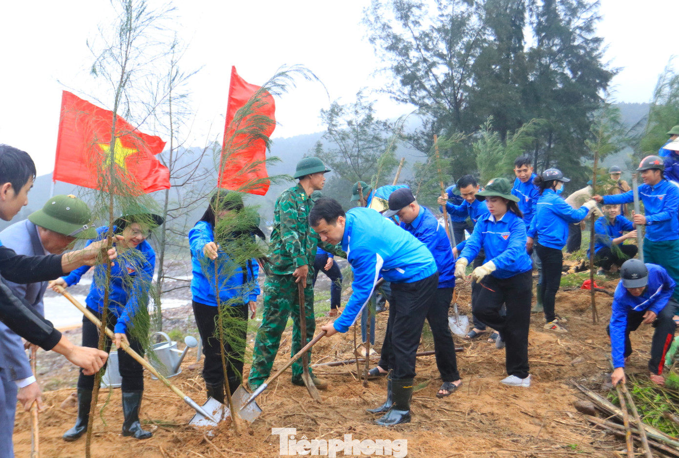 Anh Ngô Văn Cương cùng đoàn trồng những cây phi lao xanh tốt lên rừng phòng hộ ven bờ biển xã Nghi Tiến (huyện Nghi Lộc, Nghệ An). Anh Ngô Văn Cương cùng đoàn trồng những cây phi lao xanh tốt lên rừng phòng hộ ven bờ biển xã Nghi Tiến (huyện Nghi Lộc, Nghệ An).
