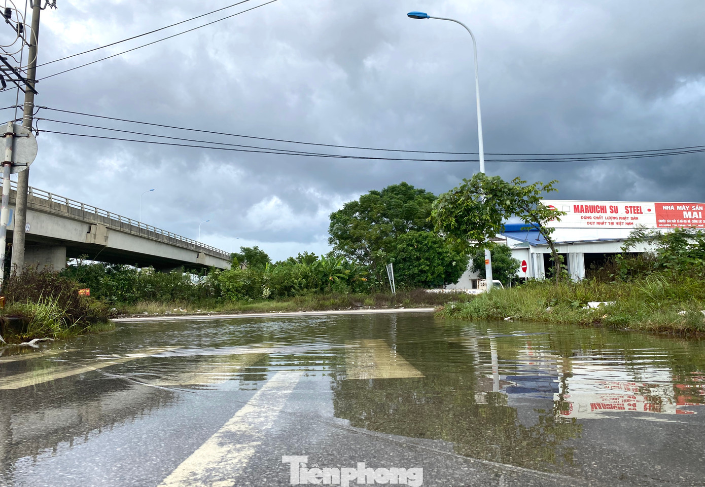 Nước ngập ùn ứ gây ô nhiễm, khiến các phương tiện đi lại khó khăn.