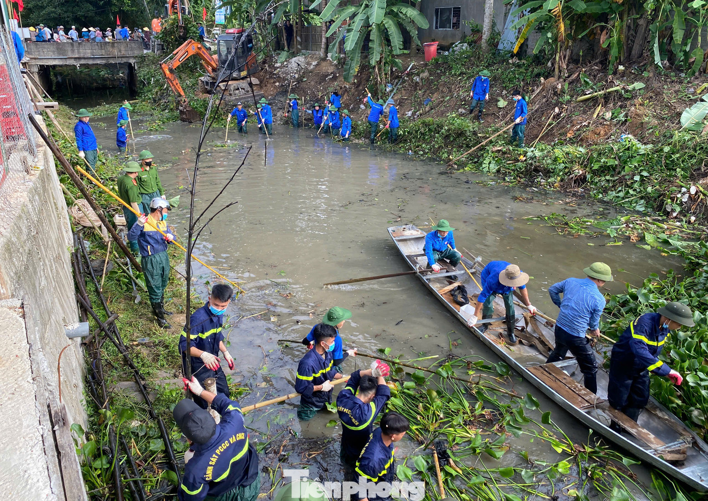 Ngay trong sáng 28/6, các lực lượng đã có mặt tại khu vực đoạn khe bị ô nhiễm chảy qua khu vực thôn Liên Tân (thị trấn Trà Lân, huyện Con Cuông) để nạo vét, thu dọn rác thải, bèo lục bình...