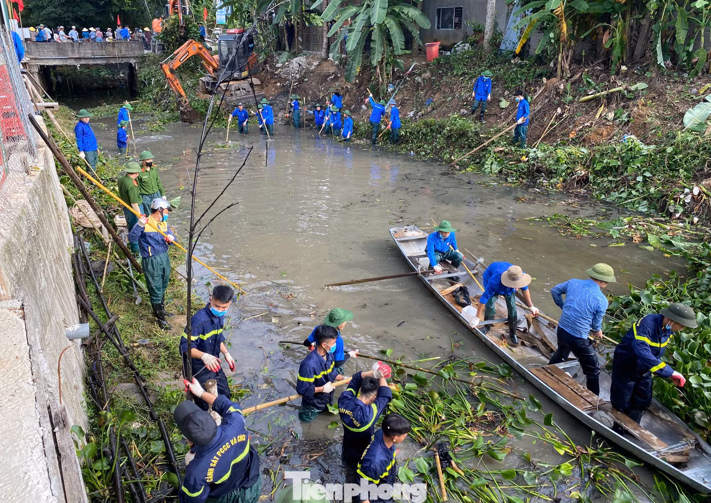 Ngay trong sáng 28/6, các lực lượng đã có mặt tại khu vực đoạn khe bị ô nhiễm chảy qua khu vực thôn Liên Tân (thị trấn Trà Lân, huyện Con Cuông) để nạo vét, thu dọn rác thải, bèo lục bình...