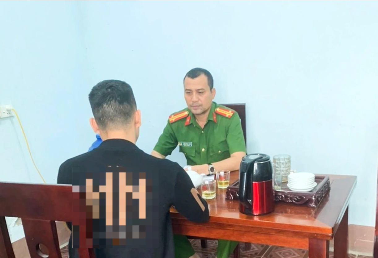 Trung tá Ngô Anh Tuấn giải thích, khuyên can anh V. khỏi tiếp tục bị lừa đảo qua mạng. Trung tá Ngô Anh Tuấn giải thích, khuyên can anh V. khỏi tiếp tục bị lừa đảo qua mạng.