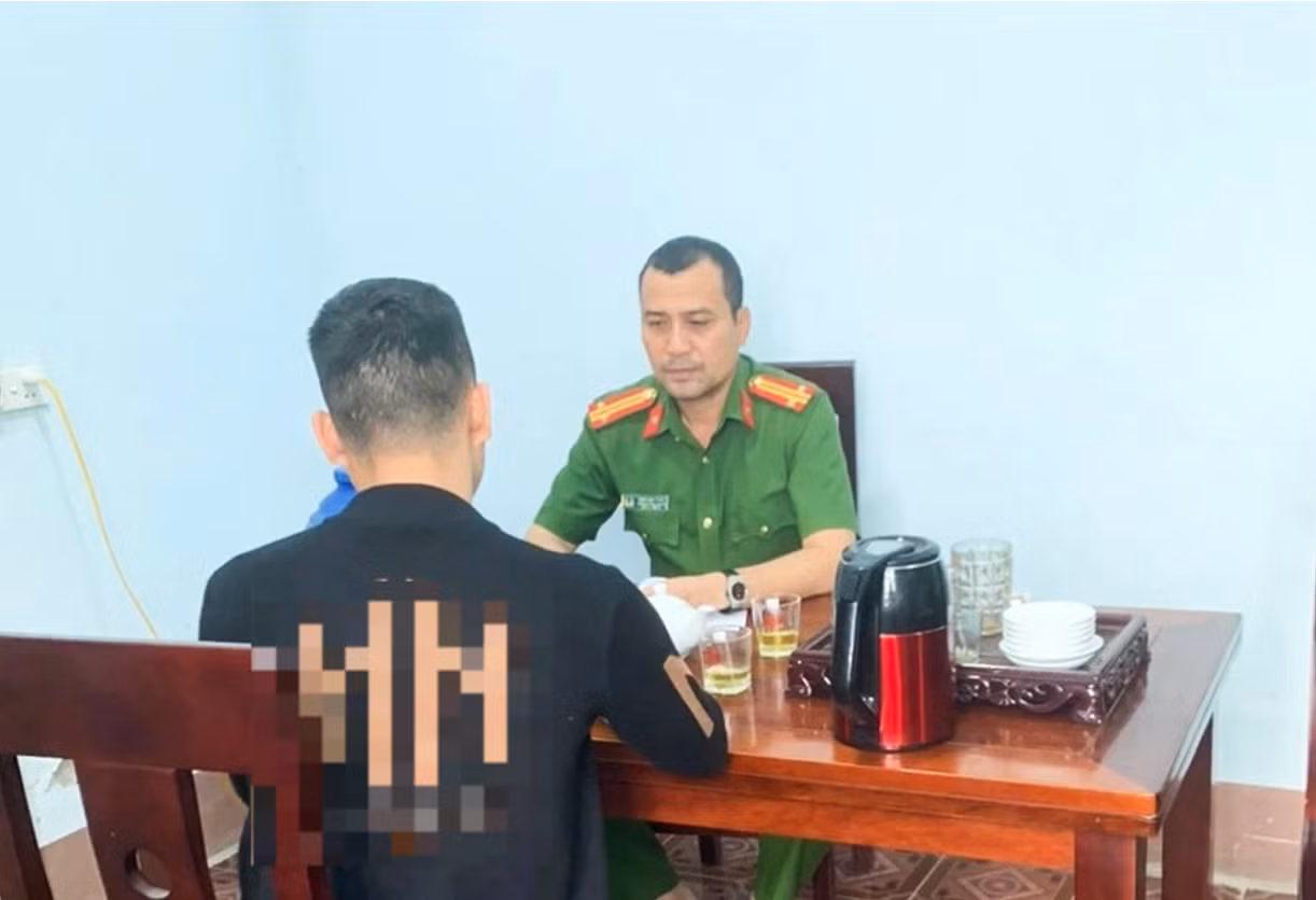 Trung tá Ngô Anh Tuấn giải thích, khuyên can anh V. khỏi tiếp tục bị lừa đảo qua mạng. Trung tá Ngô Anh Tuấn giải thích, khuyên can anh V. khỏi tiếp tục bị lừa đảo qua mạng.