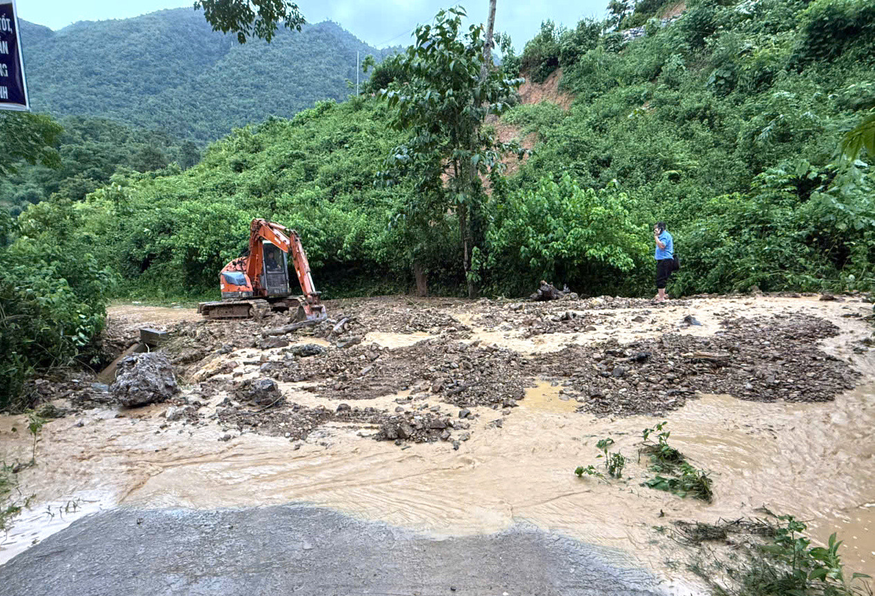 Trước đó, tối 4/7, trên địa bàn xã Na Loi (huyện Kỳ Sơn cũ) xảy ra mưa lớn khiến một số khu vực bị đất đá sạt lở xuống đường và khu vực dân cư. Trước đó, tối 4/7, trên địa bàn xã Na Loi (huyện Kỳ Sơn cũ) xảy ra mưa lớn khiến một số khu vực bị đất đá sạt lở xuống đường và khu vực dân cư.