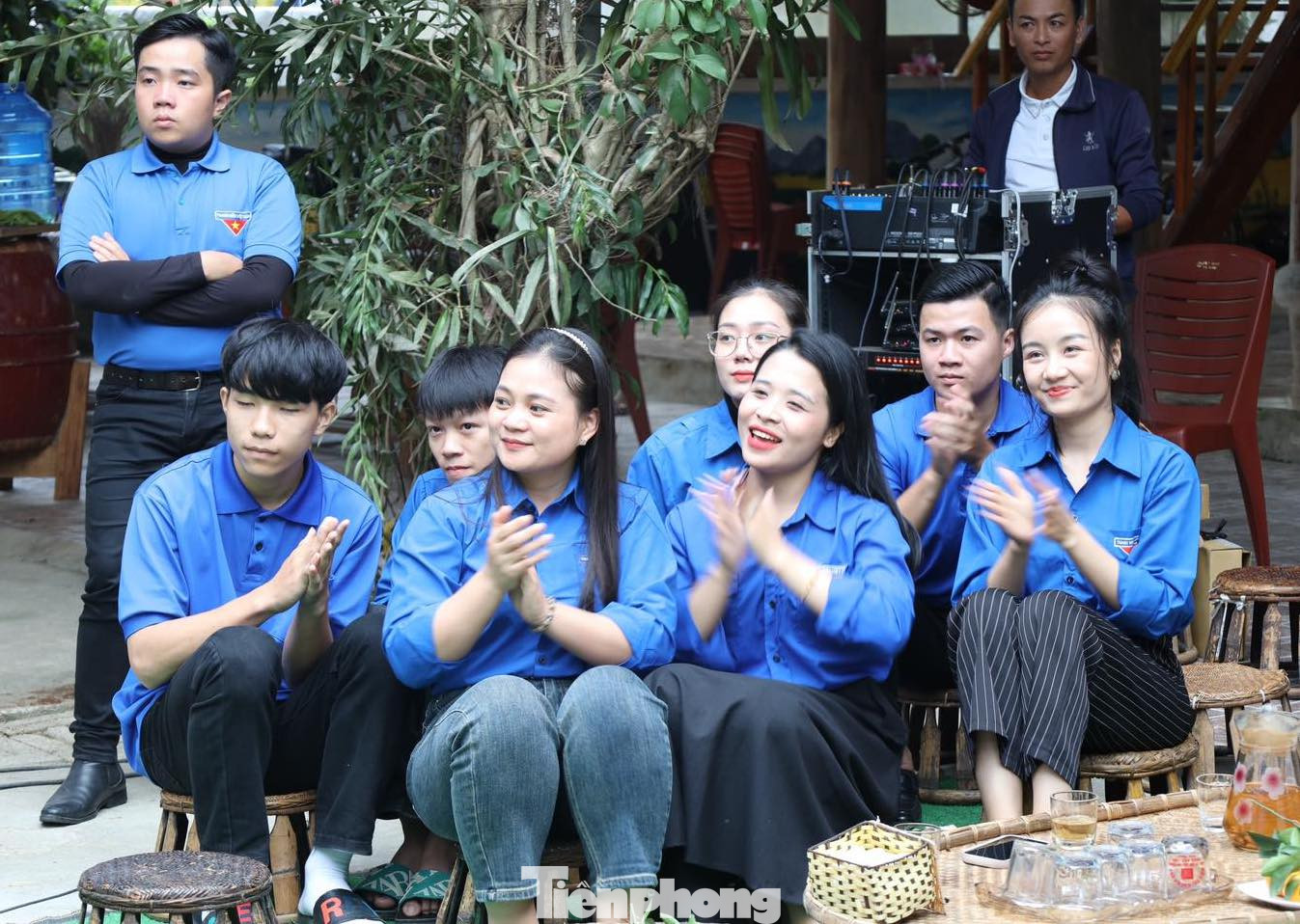 Bên cạnh đó, các nghệ nhân cũng chia sẻ những trăn trở khi các thế hệ đi trước ngày càng nhiều tuổi, trong khi đó có rất ít lớp thanh niên, đoàn viên có đam mê trong việc lưu giữ, phát triển các nét văn hóa truyền thống của đồng bào dân tộc thiểu số. Bên cạnh đó, các nghệ nhân cũng chia sẻ những trăn trở khi các thế hệ đi trước ngày càng nhiều tuổi, trong khi đó có rất ít lớp thanh niên, đoàn viên có đam mê trong việc lưu giữ, phát triển các nét văn hóa truyền thống của đồng bào dân tộc thiểu số.