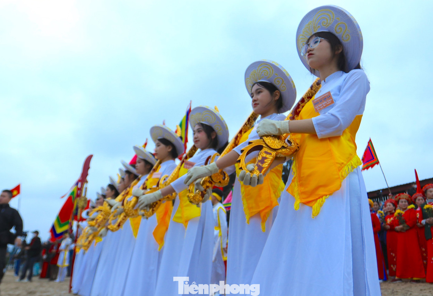 Tay các thiếu nữ cầm chắc bảo kiếm. Tay các thiếu nữ cầm chắc bảo kiếm.