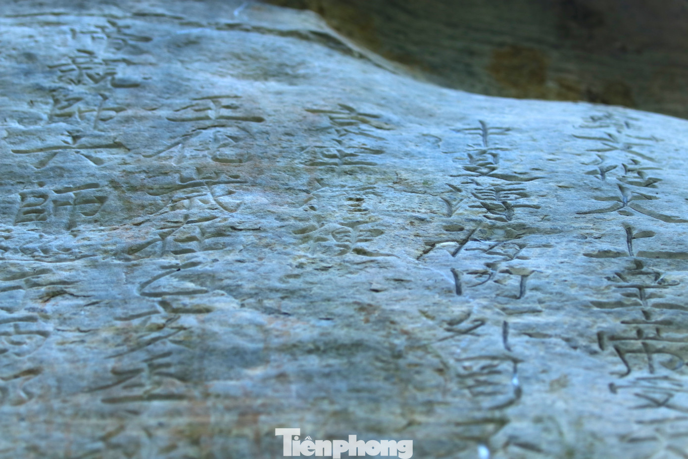 Toàn bộ văn bia ngắn gọn chỉ 14 dòng với 155 chữ, khắc sâu trên vách núi đá vôi có diện tích lớn (213cmx155cm). Theo kết quả đo đạc, mỗi chữ trung bình có đường kính khoảng 10,5 cm, được khắc sâu vào đá 0,5 mm.