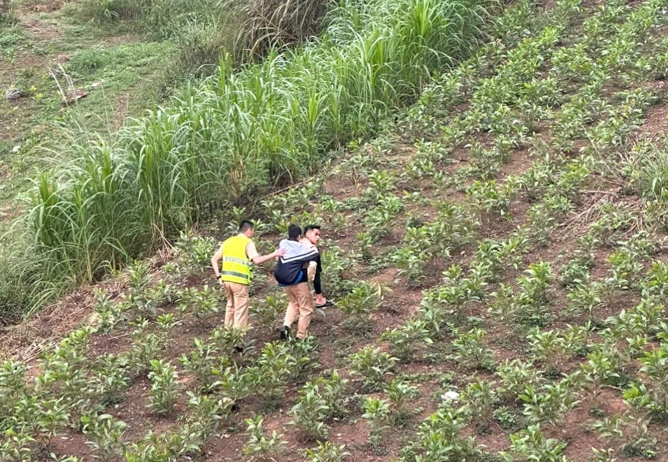 Cán bộ CSGT cõng nam sinh Q. lên bờ rồi ủ ấm và động viên tinh thần.