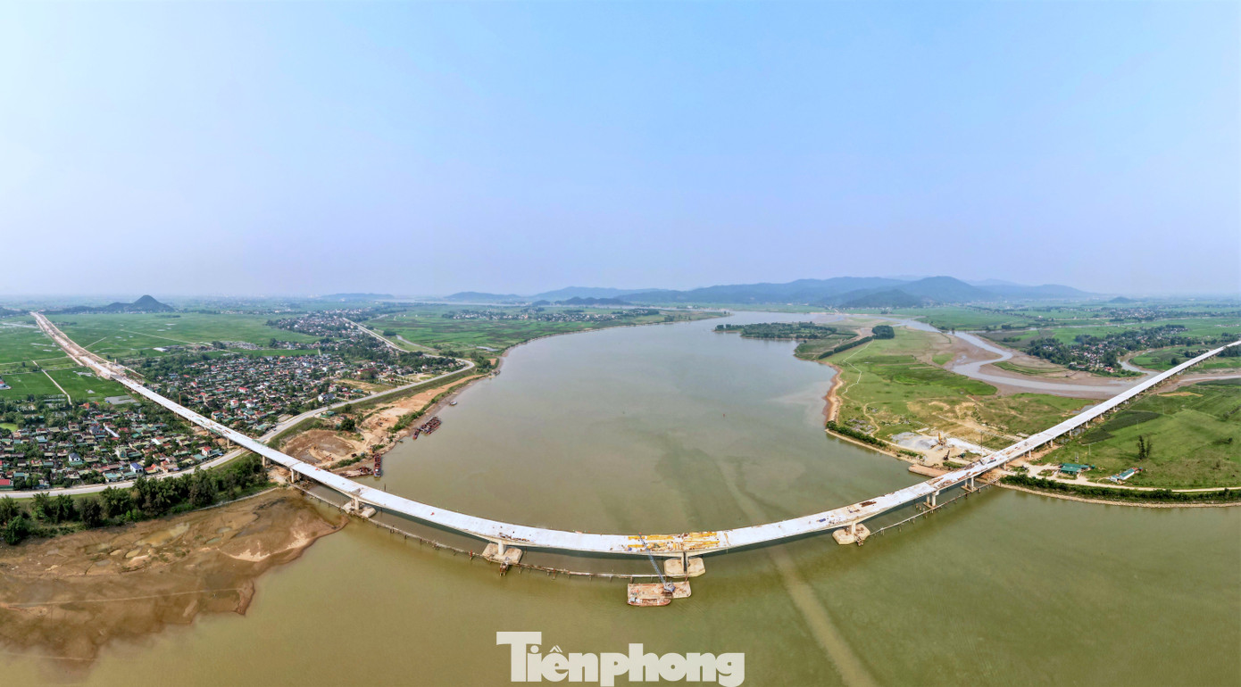 Dù chưa thông xe dịp 30/4, tuy nhiên cầu Hưng Đức bắc qua sông Lam nối 2 tỉnh Nghệ An và Hà Tĩnh cũng đang được các nhà thầu triển khai thi công. Trước đó vào ngày 16/3, cây cầu Hưng Đức đã được hợp long. Hiện nhà thầu thi công đang hoàn thiện hệ thống lan can, mặt cầu và các hệ thống phụ kiện đi kèm.