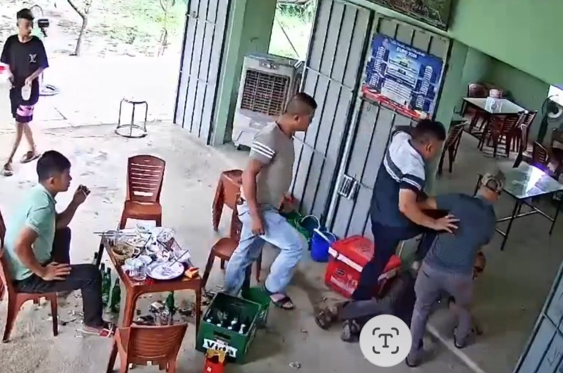 Khi ông H. ngã xuống, anh V. còn lao đến dùng chân đạp thẳng vào đầu nạn nhân.