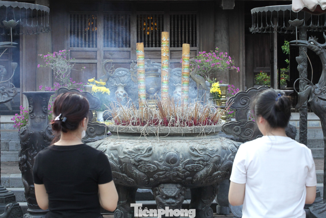 Đứng trước bàn thờ, các em học sinh ai cũng thành tâm cầu khấn những mong được một sức khỏe tốt, một kỳ thi suôn sẻ và may mắn.