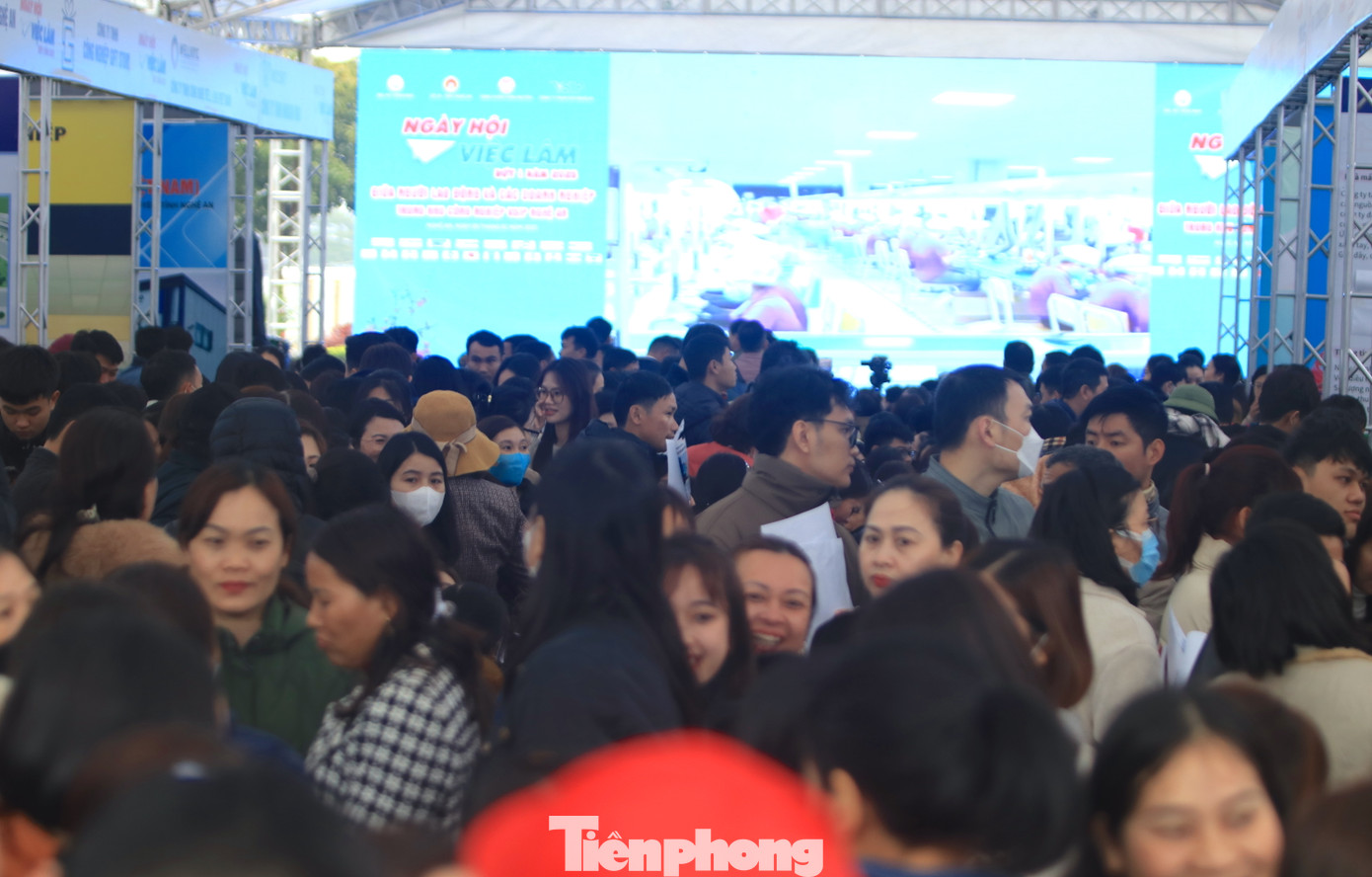 Hơn 1.400 người lao động, học sinh, sinh viên đã đến tham dự ngày hội việc làm tại các phiên khai mạc, phiên tư vấn việc làm trực tuyến giữa doanh nghiệp với người lao động.